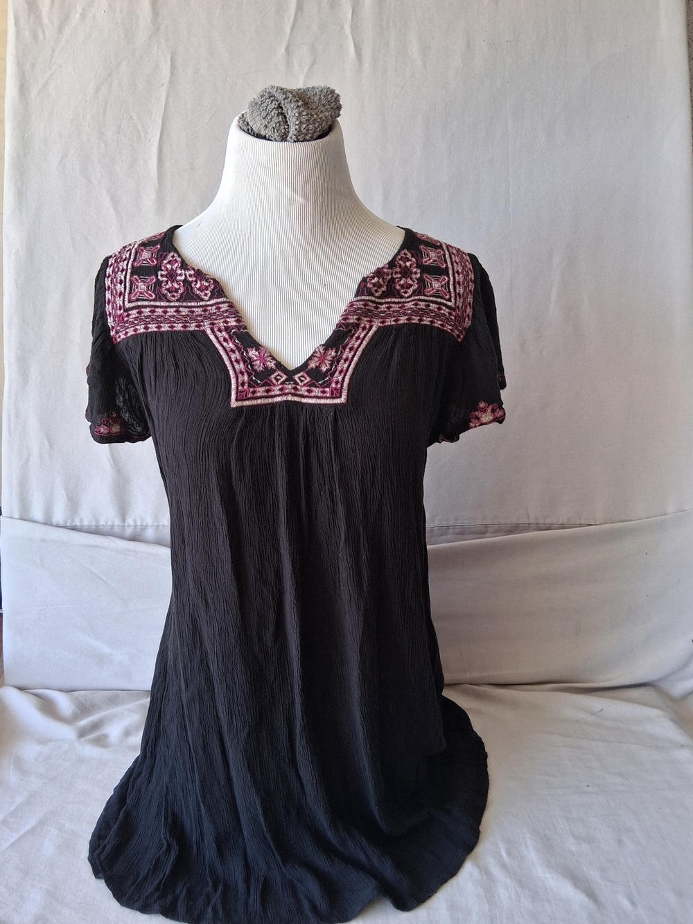 Forever 21 Black Short-Sleeve Tunic with Pink Embroidered Yoke : Small